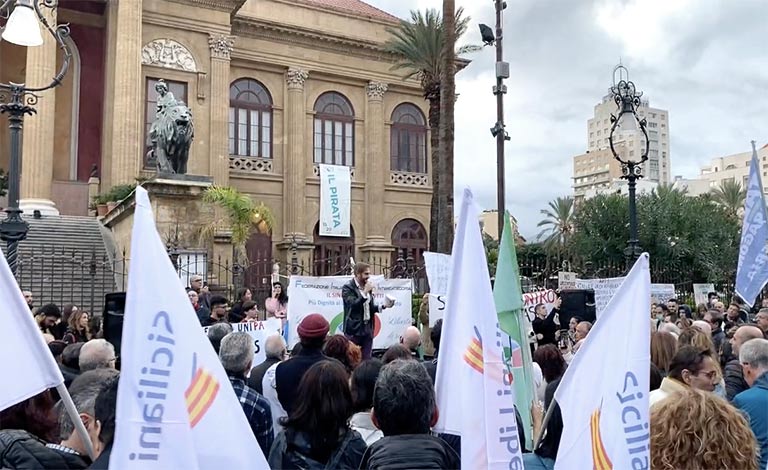 manifestano in piazza a Palermo