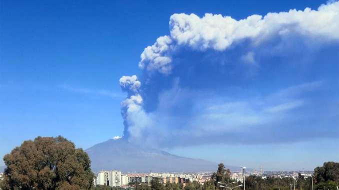 Etna, si sveglia eruttando lava e cenere