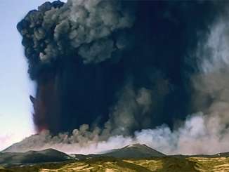 Etna, nube lavica sopra Catania poi si placa