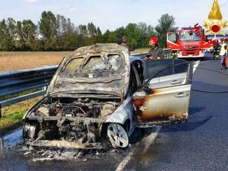 Incidente stradale sulla A19, auto in fiamme