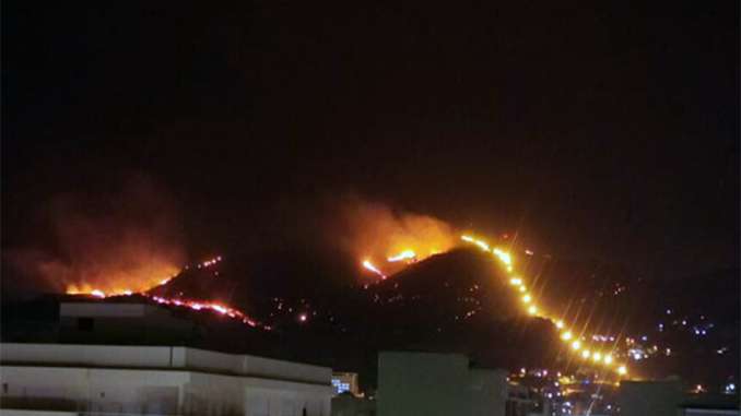 Incendio esteso a Erice, evacuate alcune abitazioni