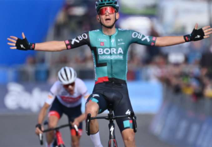 Giro d’Italia tappa Avola-Etna, vince Kamna