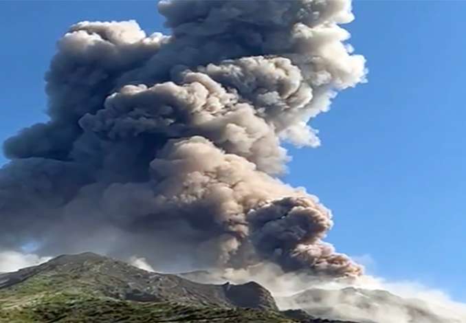 Stromboli, il vulcano si risveglia e da spettacolo