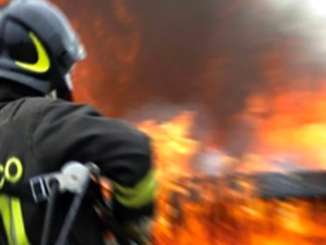 Montelepre in fiamme, vigili del fuoco a lavoro