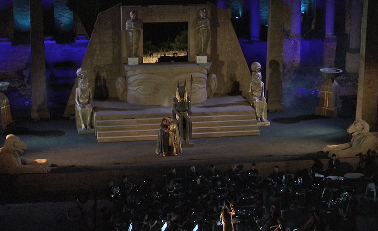 Aida trionfa a Taormina