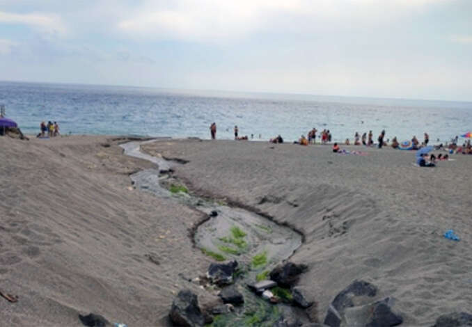 Mare inquinato a Giardini Naxos, stop balneazione