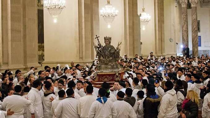 Sant’Agata torna in processione con i fedeli