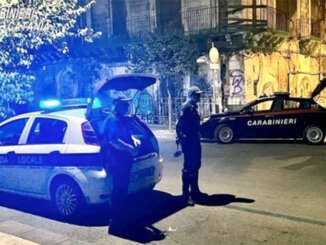 Carabinieri in azione nei locali e sulla strada a Catania