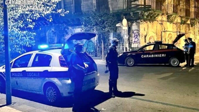 Carabinieri in azione nei locali e sulla strada a Catania