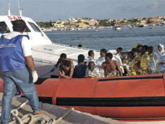 Bimba 4 anni sola sul barcone a Lampedusa