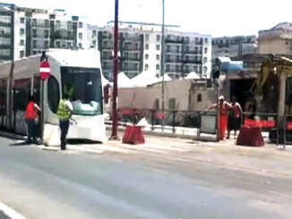 Auto si ribalta sui binari del tram a Palermo