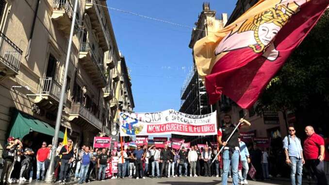 Caro bollette, siciliani in piazza a Palermo