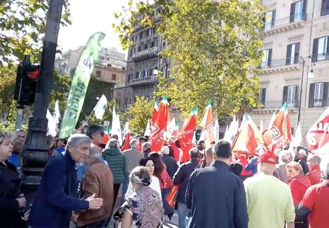 Tutti in piazza a Palermo contro il caro bollette